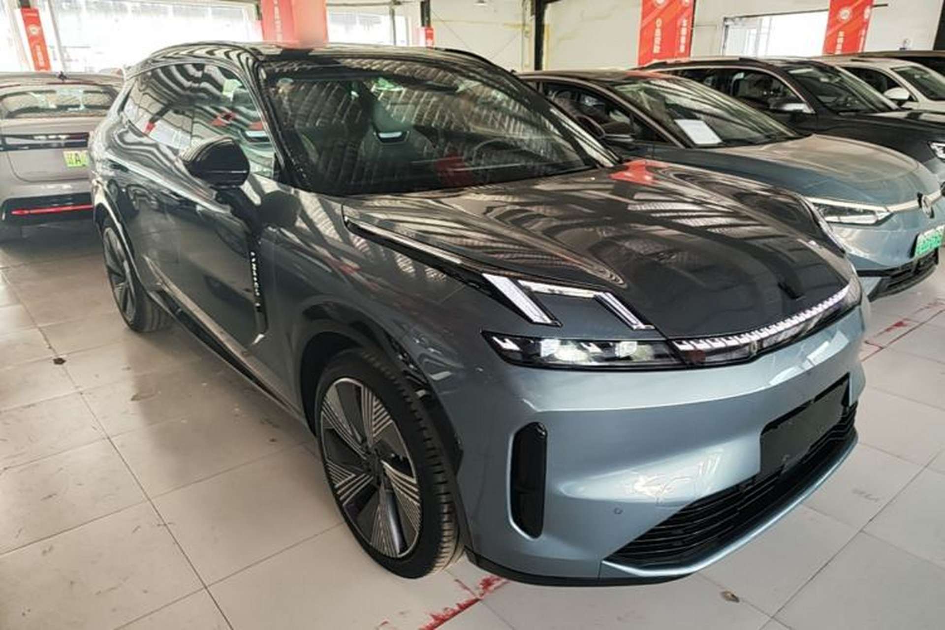 Used Lynk & Co 08 EM-P 2025 220 km All-Wheel-Drive Performance Halo Front Right 45 Deg