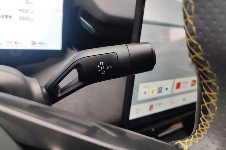 Used Lynk & Co 08 EM-P 2025 220 km All-Wheel-Drive Performance Halo Gear Lever