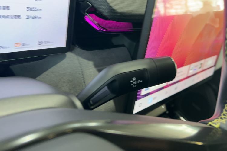 Used Lynk & Co 08 EM-P 2025 220 km All-Wheel-Drive Performance Halo Gear Lever