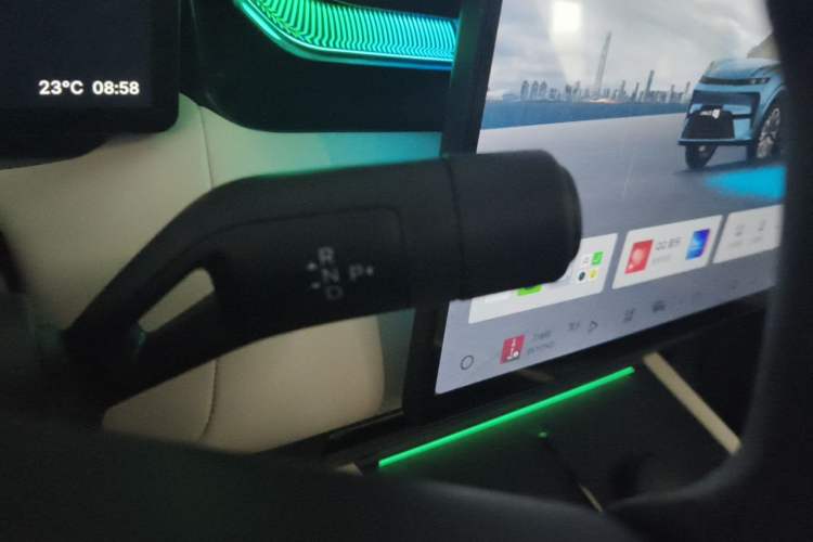 Used Lynk & Co 08 EM-P 2025 220 km All-Wheel-Drive Performance Halo Gear Lever