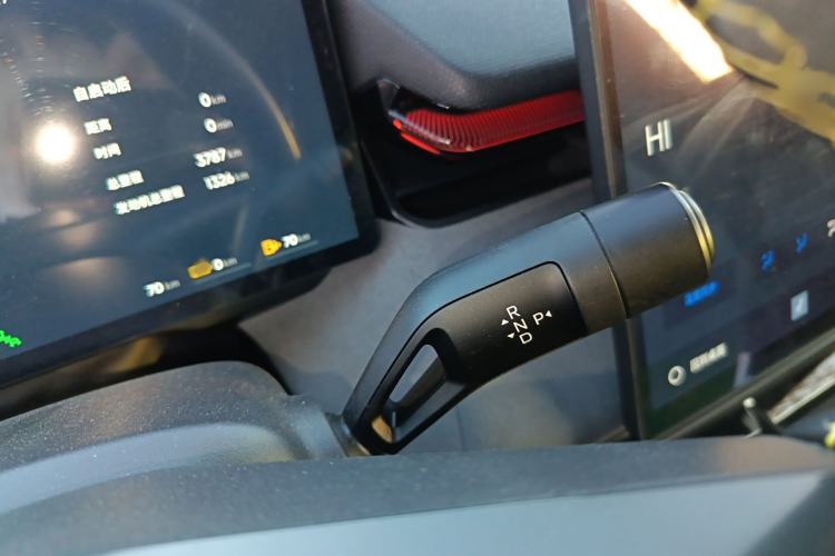 Used Lynk & Co 08 EM-P 2025 220 km All-Wheel-Drive Performance Halo Gear Lever