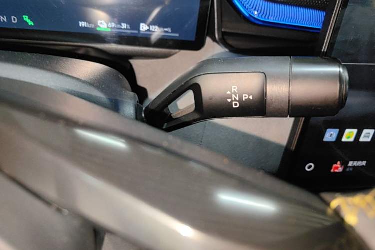 Used Lynk & Co 08 EM-P 2025 220 km All-Wheel-Drive Performance Halo Gear Lever