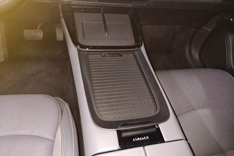 Used Lynk & Co 08 EM-P 2025 245km Ultra-Long Range Halo Gear Lever