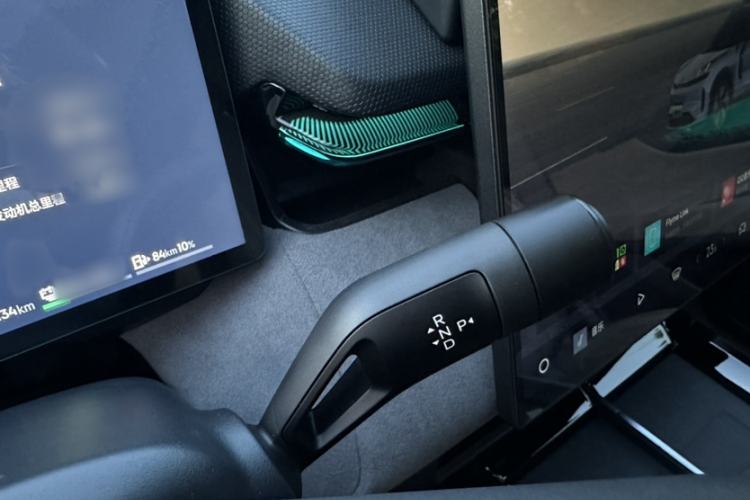 Used Lynk & Co 08 EM-P 2025 220 km All-Wheel-Drive Performance Halo Gear Lever
