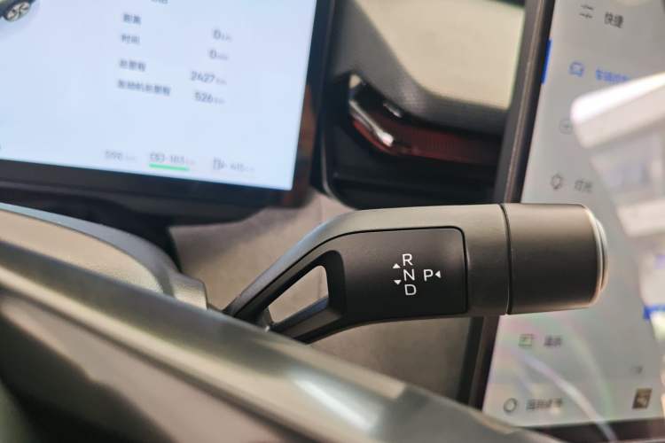 Used Lynk & Co 08 EM-P 2025 220 km All-Wheel-Drive Performance Halo Gear Lever
