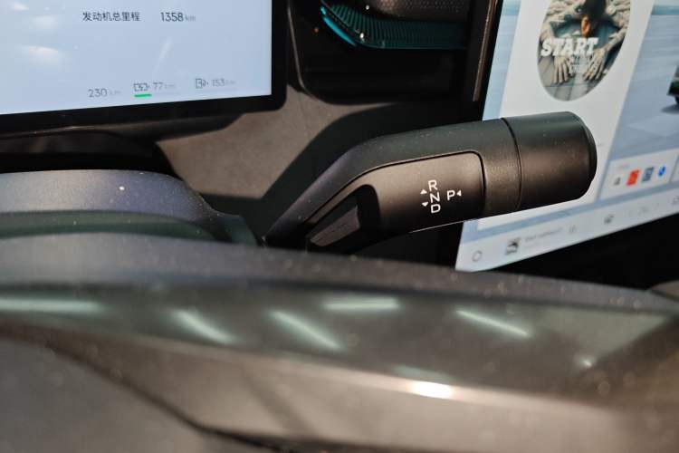 Used Lynk & Co 08 EM-P 2025 220 km All-Wheel-Drive Performance Halo Gear Lever