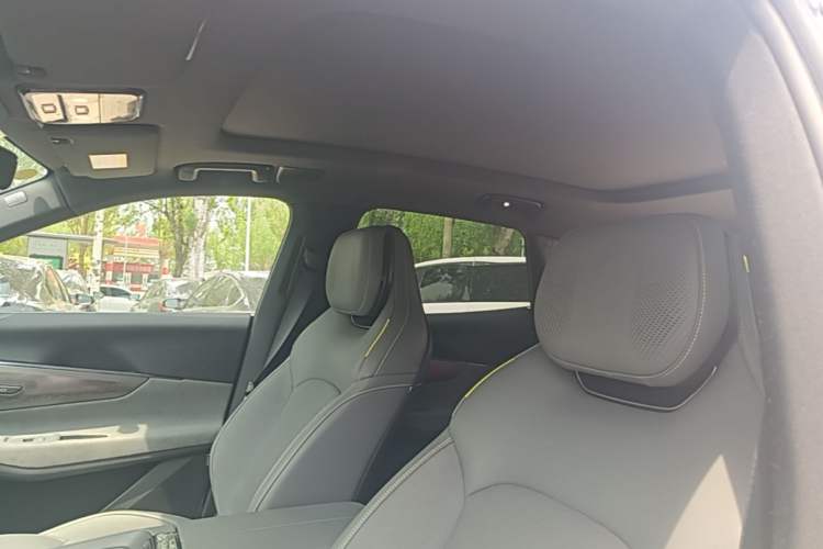 Used Lynk & Co 08 EM-P 2025 220 km All-Wheel-Drive Performance Halo Headliner