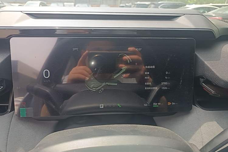 Used Lynk & Co 08 EM-P 2025 220 km All-Wheel-Drive Performance Halo Instrument Cluster