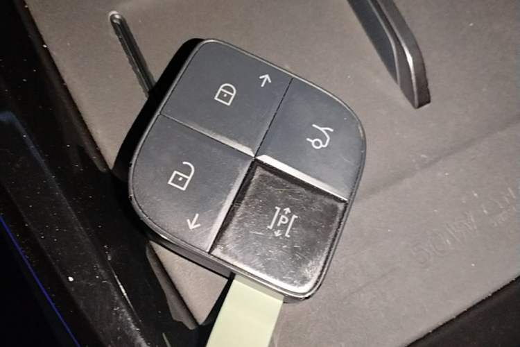 Used Lynk & Co 08 EM-P 2025 220 km All-Wheel-Drive Performance Halo Interior 1