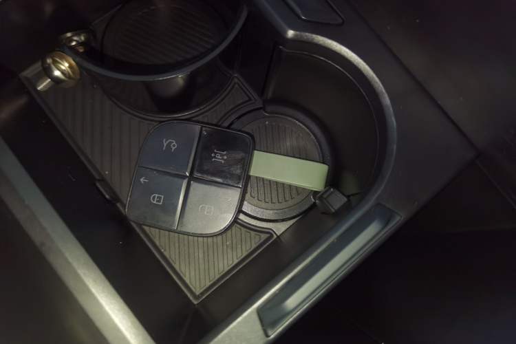 Used Lynk & Co 08 EM-P 2025 220 km All-Wheel-Drive Performance Halo Interior 1