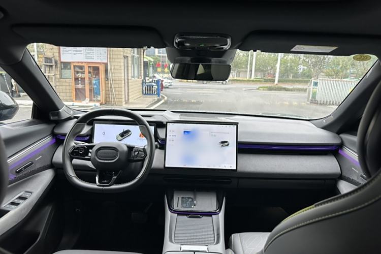 Used Lynk & Co 08 EM-P 2025 220 km All-Wheel-Drive Performance Halo Interior 1
