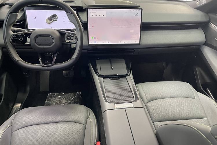 Used Lynk & Co 08 EM-P 2025 220 km All-Wheel-Drive Performance Halo Interior 1
