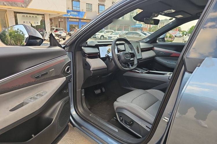 Used Lynk & Co 08 EM-P 2025 220 km All-Wheel-Drive Performance Halo Interior 1