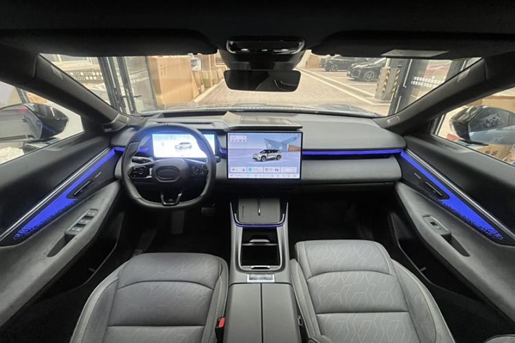 Used Lynk & Co 08 EM-P 2025 220 km All-Wheel-Drive Performance Halo Interior 1