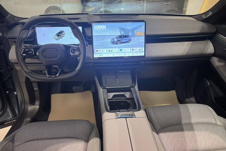 Used Lynk & Co 08 EM-P 2025 220 km All-Wheel-Drive Performance Halo Interior 1