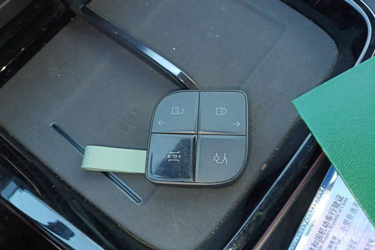 Used Lynk & Co 08 EM-P 2025 220 km All-Wheel-Drive Performance Halo Interior 1