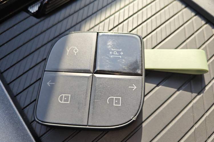 Used Lynk & Co 08 EM-P 2025 220 km All-Wheel-Drive Performance Halo Interior 1