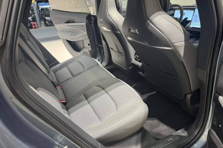 Used Lynk & Co 08 EM-P 2025 220 km All-Wheel-Drive Performance Halo Interior 10