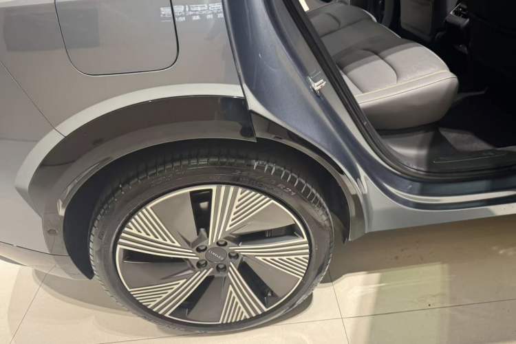 Used Lynk & Co 08 EM-P 2025 220 km All-Wheel-Drive Performance Halo Interior 11