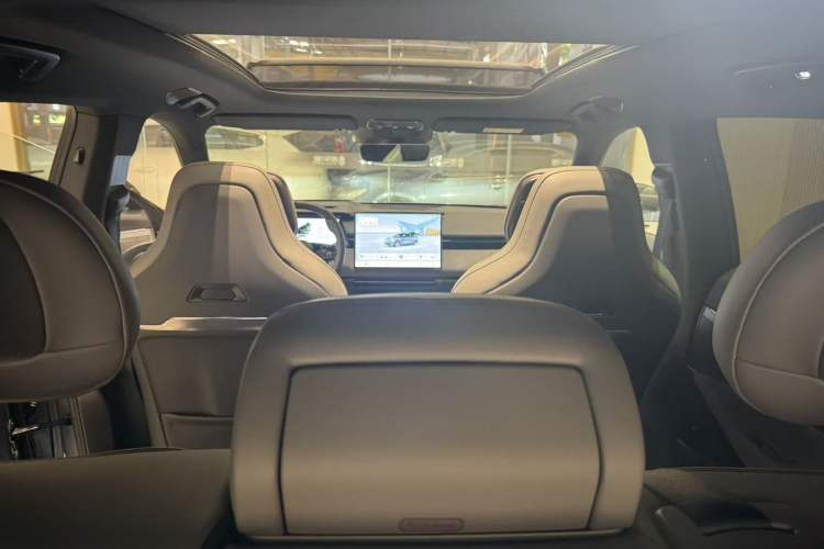 Used Lynk & Co 08 EM-P 2025 220 km All-Wheel-Drive Performance Halo Interior 12