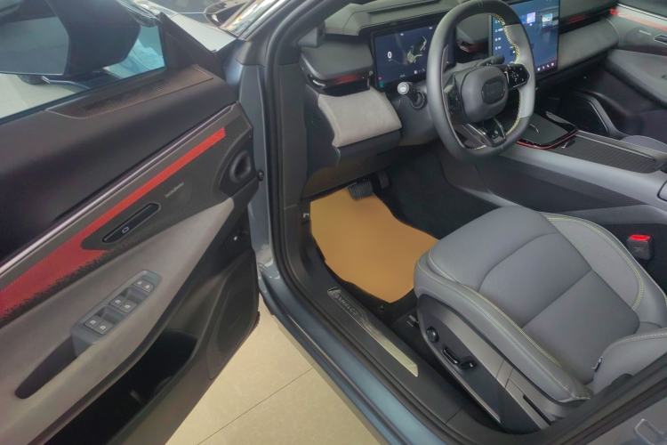 Used Lynk & Co 08 EM-P 2025 220 km All-Wheel-Drive Performance Halo Interior 2