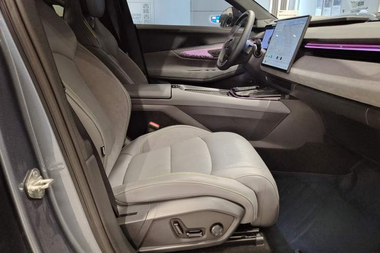 Used Lynk & Co 08 EM-P 2025 220 km All-Wheel-Drive Performance Halo Interior 2
