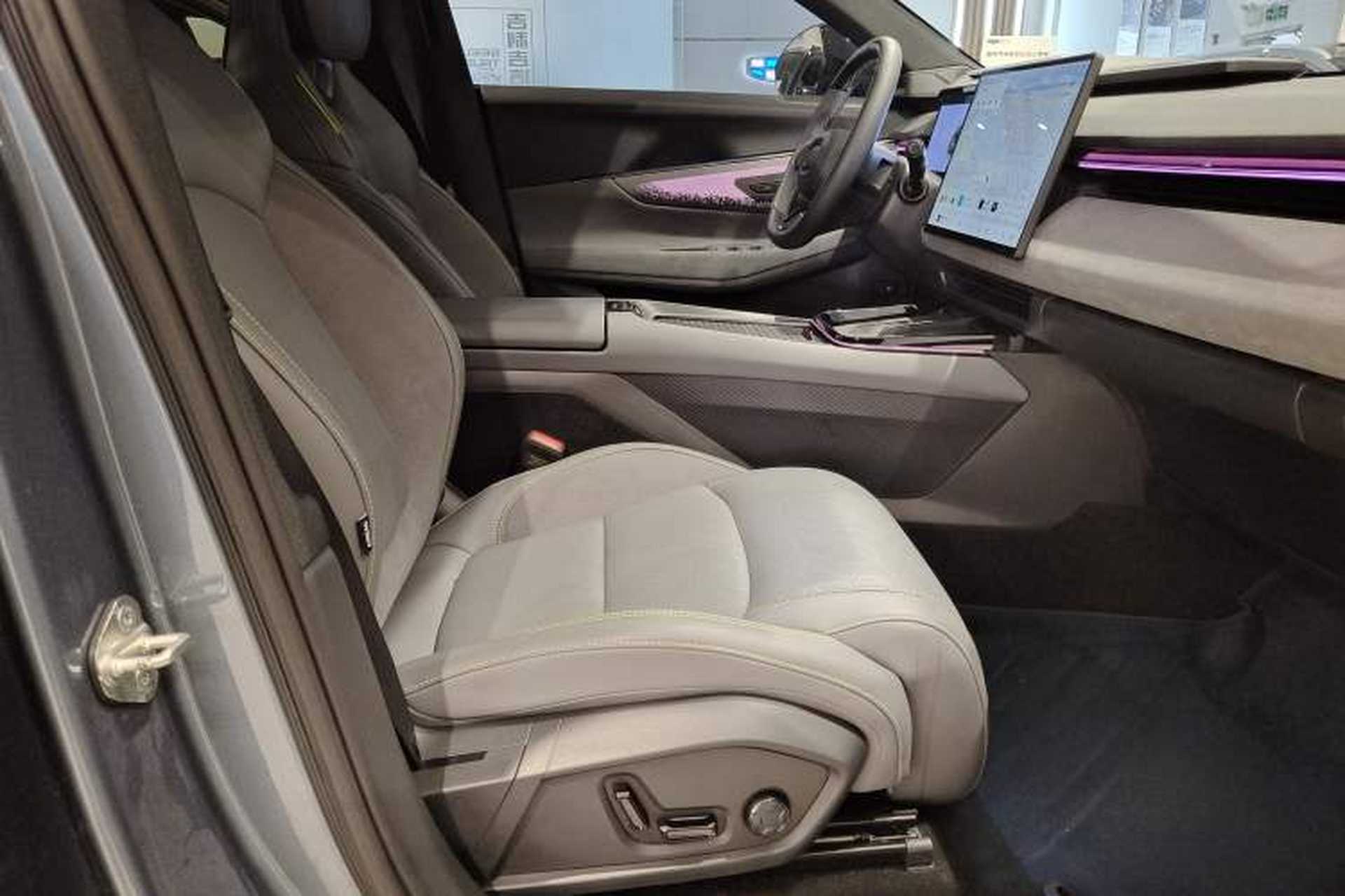 Used Lynk & Co 08 EM-P 2025 220 km All-Wheel-Drive Performance Halo Interior 2
