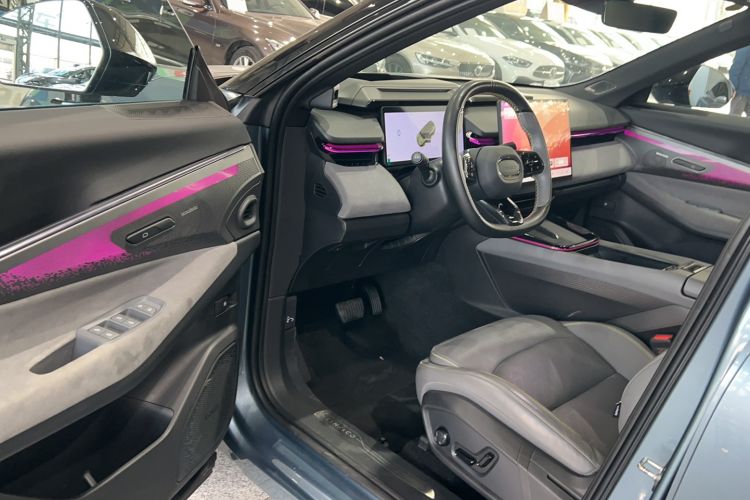 Used Lynk & Co 08 EM-P 2025 220 km All-Wheel-Drive Performance Halo Interior 2