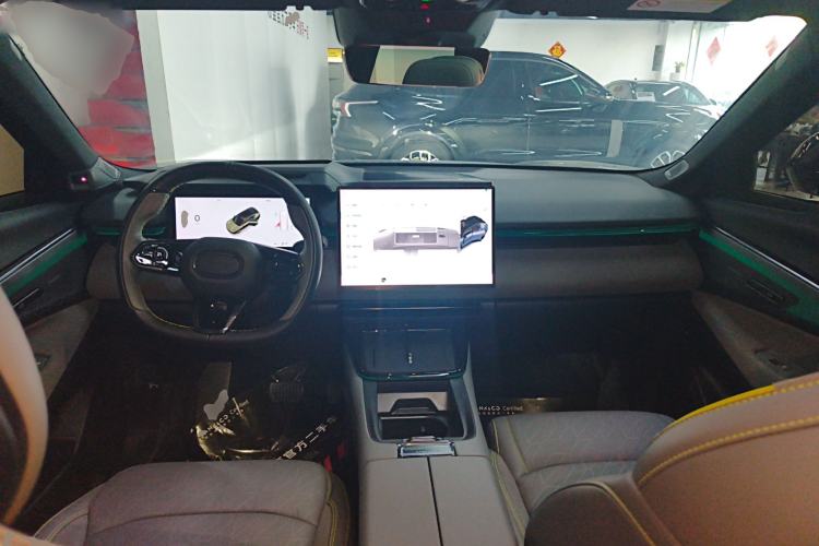 Used Lynk & Co 08 EM-P 2025 220 km All-Wheel-Drive Performance Halo Interior 2