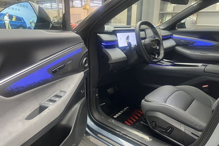 Used Lynk & Co 08 EM-P 2025 220 km All-Wheel-Drive Performance Halo Interior 2
