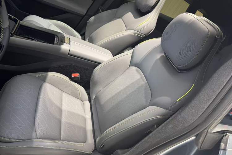 Used Lynk & Co 08 EM-P 2025 220 km All-Wheel-Drive Performance Halo Interior 2