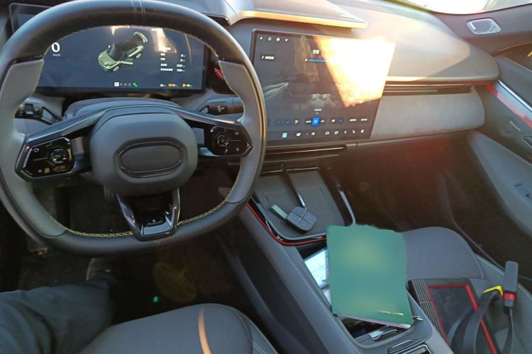 Used Lynk & Co 08 EM-P 2025 220 km All-Wheel-Drive Performance Halo Interior 2