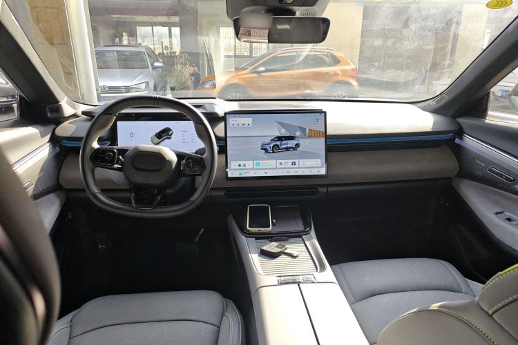 Used Lynk & Co 08 EM-P 2025 220 km All-Wheel-Drive Performance Halo Interior 2