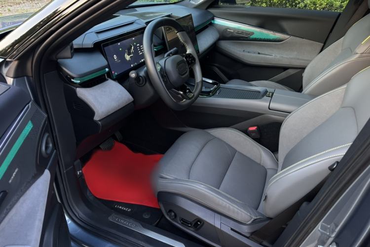 Used Lynk & Co 08 EM-P 2025 220 km All-Wheel-Drive Performance Halo Interior 2