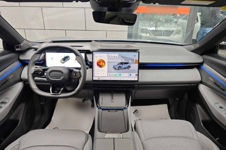 Used Lynk & Co 08 EM-P 2025 220 km All-Wheel-Drive Performance Halo Interior 2