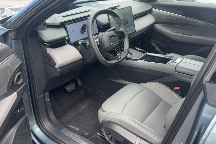 Used Lynk & Co 08 EM-P 2025 220 km All-Wheel-Drive Performance Halo Interior 2