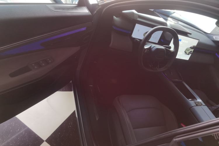 Used Lynk & Co 08 EM-P 2025 220 km All-Wheel-Drive Performance Halo Interior 3