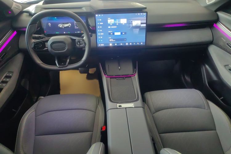 Used Lynk & Co 08 EM-P 2025 220 km All-Wheel-Drive Performance Halo Interior 3