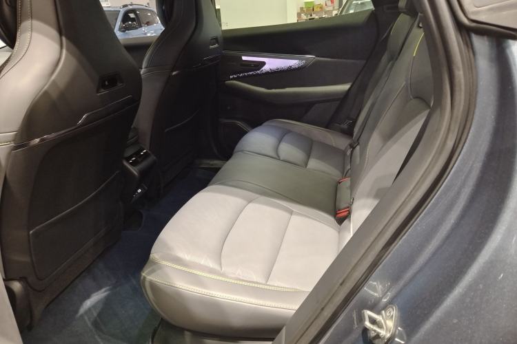 Used Lynk & Co 08 EM-P 2025 220 km All-Wheel-Drive Performance Halo Interior 3