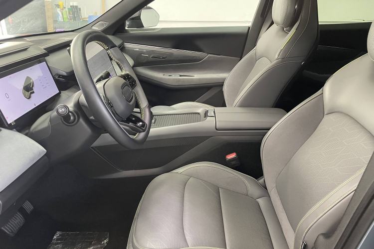 Used Lynk & Co 08 EM-P 2025 220 km All-Wheel-Drive Performance Halo Interior 3