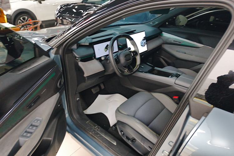 Used Lynk & Co 08 EM-P 2025 220 km All-Wheel-Drive Performance Halo Interior 3