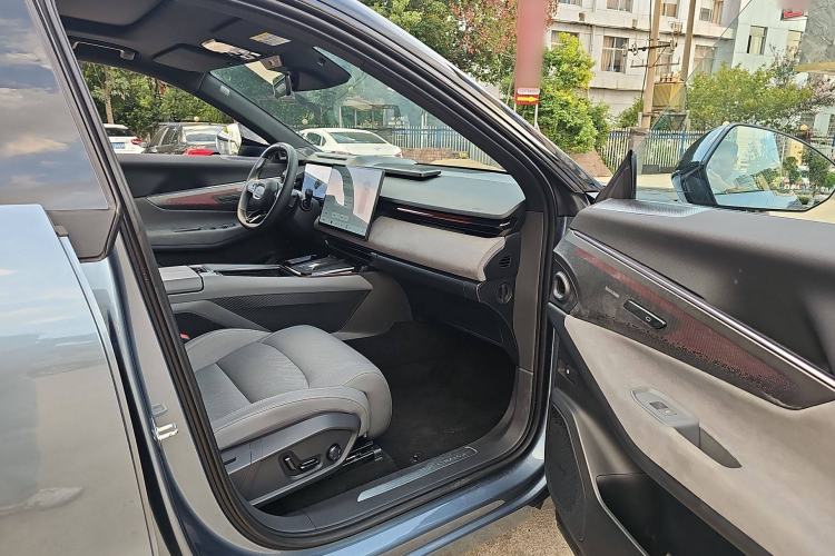 Used Lynk & Co 08 EM-P 2025 220 km All-Wheel-Drive Performance Halo Interior 3