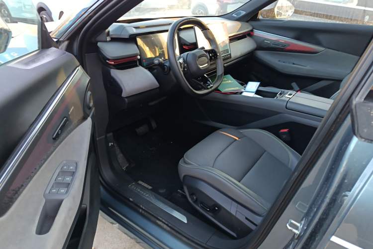 Used Lynk & Co 08 EM-P 2025 220 km All-Wheel-Drive Performance Halo Interior 3