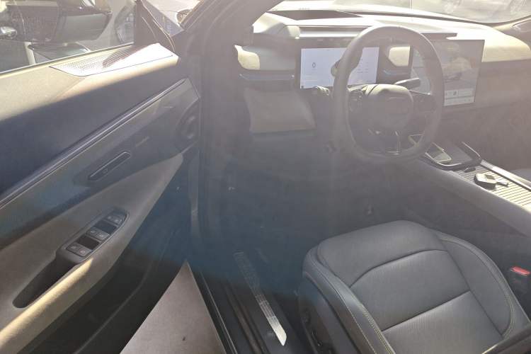 Used Lynk & Co 08 EM-P 2025 220 km All-Wheel-Drive Performance Halo Interior 3