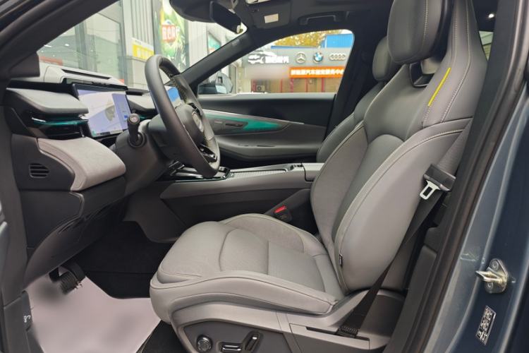Used Lynk & Co 08 EM-P 2025 220 km All-Wheel-Drive Performance Halo Interior 3