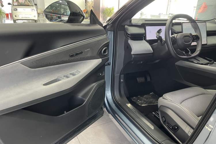 Used Lynk & Co 08 EM-P 2025 220 km All-Wheel-Drive Performance Halo Interior 4
