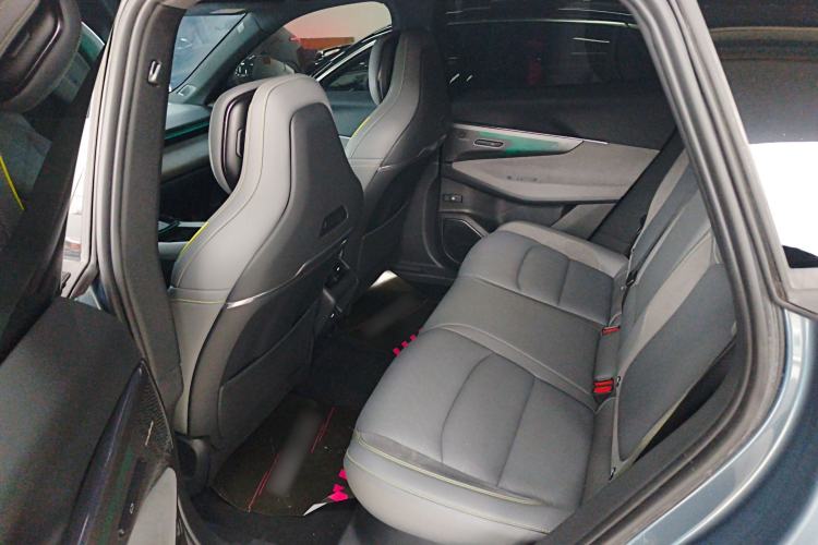 Used Lynk & Co 08 EM-P 2025 220 km All-Wheel-Drive Performance Halo Interior 4