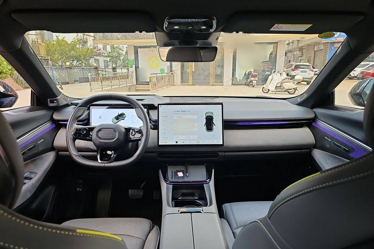 Used Lynk & Co 08 EM-P 2025 220 km All-Wheel-Drive Performance Halo Interior 4