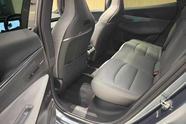 Used Lynk & Co 08 EM-P 2025 220 km All-Wheel-Drive Performance Halo Interior 4