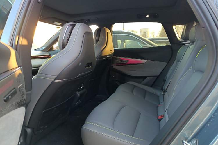 Used Lynk & Co 08 EM-P 2025 220 km All-Wheel-Drive Performance Halo Interior 4